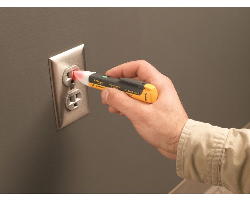 Detector Tensão Contato 90 V A 1000V - Fluke | Dimensional - Imagem ilustrativa, Peça sendo utilizada