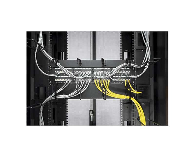 organizador de cabos horizontal preto AR8425A da APC | Dimensional. Peça ampliada, sendo utilizado. Imagem ilustrativa