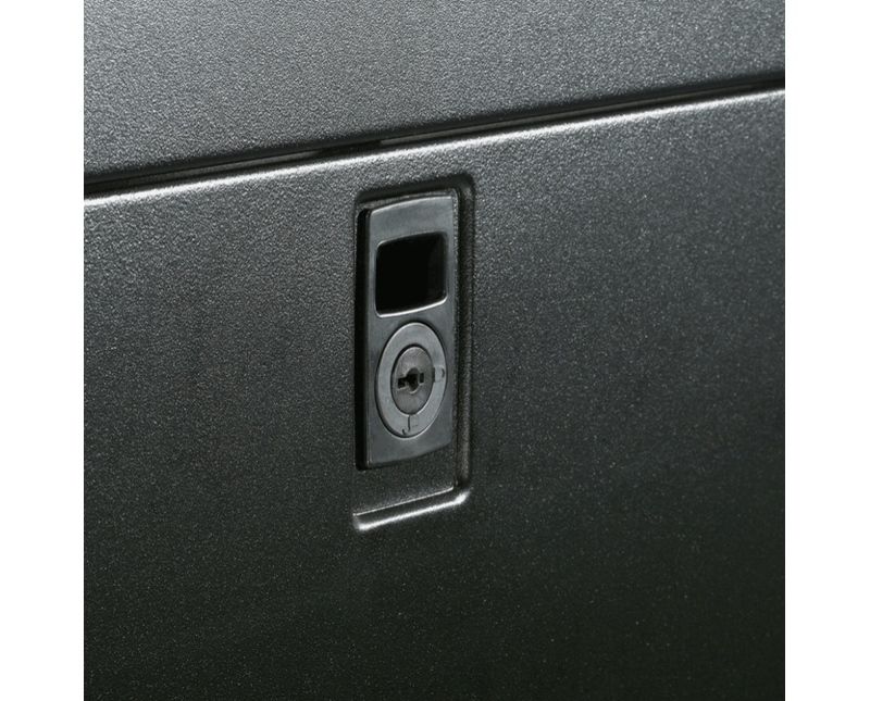 "Rack NetShelter SX 42U 750mm de Largura x 1.200mm de Profundidade com Painéis Laterais Preto AR3350 APC | Imagem ilustrativa - ampliado na fechadura "