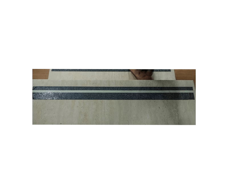 Fita Antiderrapante Safety Walk Preta 50mmx20M | Fita aplicada em uma superfície