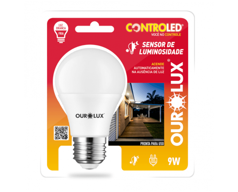 Lâmpada LED Bulbo Bivolt Sensor de Luminosidade 9W Ourolux | Imagem ilustrativa- lampada na embalagem com uma lampada em posição horizontal na frente.