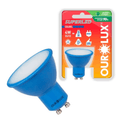 Lâmpada LED MR16 GU10 Azul Bivolt 4W 33G Superled Colors Ourolux a imagem apresenta o produto virado para a esquerda e dentro de sua embalagem ao fundo