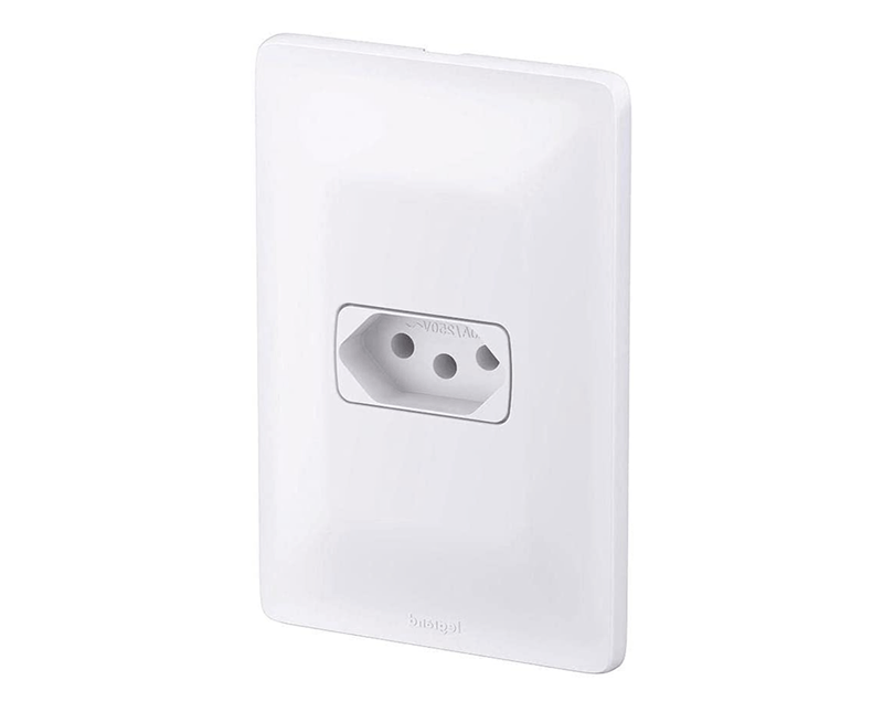 Tomada Predial 1 Módulo Bco 2 Polos Terra 20 A 250 V c/ Placa - Diagonal Esquerda