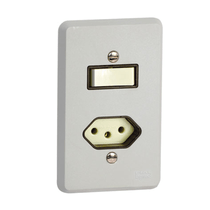 Interruptor e Tomada 1 Tecla Simples Tomada 2 Polos + Terra 10a Com Placa 4 X 2" 054346 PIAL