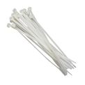 Abraçadeira PA66 32x142mm 926006 Cemar | Dimensional - Conjunto de abraçadeira na vertical inclinado para a esquerda