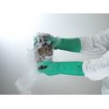 Luva Proteção Química Nitrílica Verde Anti Derrapante 330 Mm Solvex 37175 Tamanho 8/M CA 12705 Ansell | Imagem demosntrativa do produto em uso