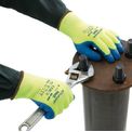 Luva Baixa Temperatura Látex Natural Azul/Amarela Antiderrapante Power Flex 80 400 Tamanho 10 CA 16083 Ansell Z | Imagem demonstrativa do produto em uso